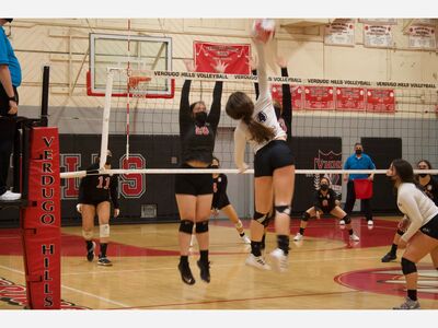 Dons Girls' Volleyball Win First State Regional Match in Team History